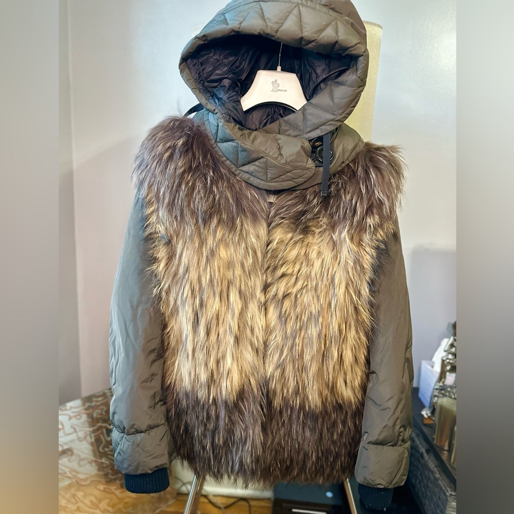 Moncler Oversized Puffer Jacket with Multicolor Fox Fur – Limited Edition 🤍 - Picture 2 of 8